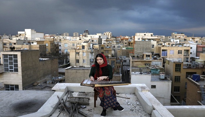 موسيقيون إيرانيون يحولون أسطح منازلهم إلى مسارح عروض في ظل الحجر الصحي
