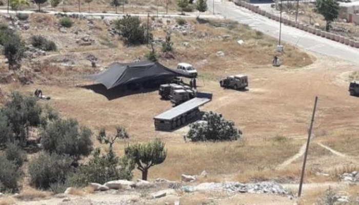 الاحتلال يخطر بإزالة خيمة سكنية في مسافر يطا
