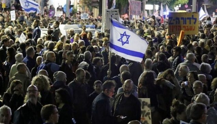 الالاف يحتجون ضد نتنياهو وسط تل ابيب
