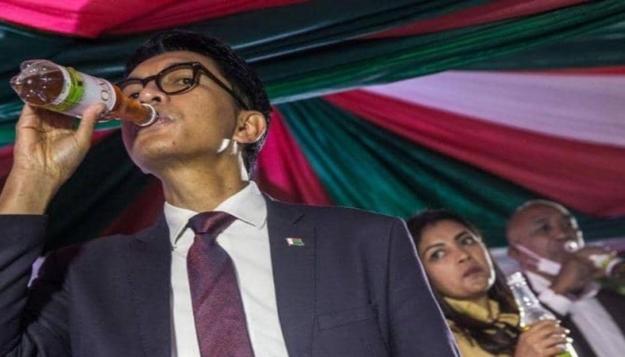 رئيس مدغشقر يعلن التوصل لعلاج يشفي من كورونا ويجربه بنفسه

