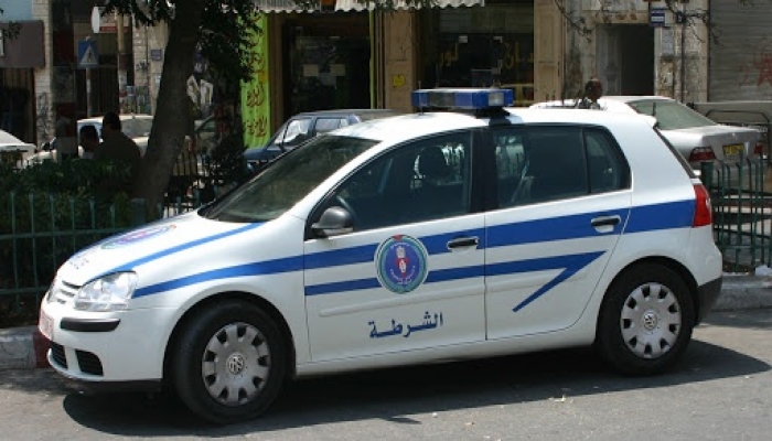 الشرطة تغلق محلات