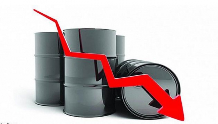 الدول النفطية تخسر 72 مليار دولار لكل انخفاض قدره عشرة دولارات للبرميل
