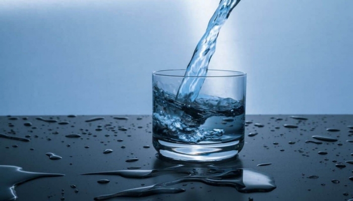 كم كوب ماء يحتاج الجسم بين الإفطار والسحور؟
