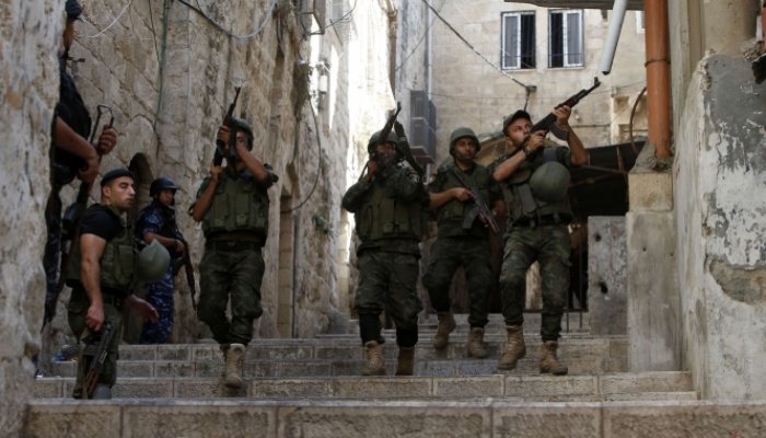 إصابة ثلاثة مطلوبين أطلقوا النار باتجاه الأمن الفلسطيني في نابلس
