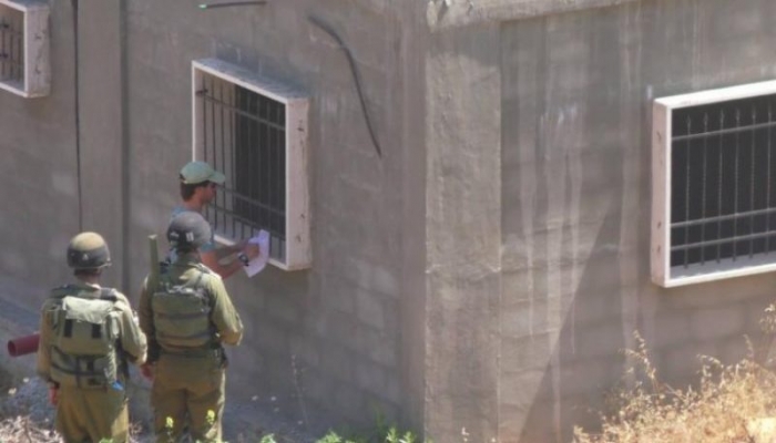 الاحتلال يخطر منازل قيد الإنشاء وغرف زراعية بوقف البناء في نحالين غرب بيت لحم
