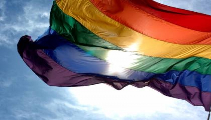 لأول مرة.. علم المثليين يُرفع رسميا في العراق
