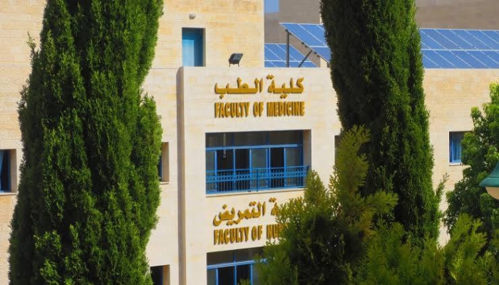 ثلاثة طلبة طب من جامعة النجاح الوطنية يناقشون بحث تخرجهم حول “الحنف القدمي الفحجي” الخلقي

