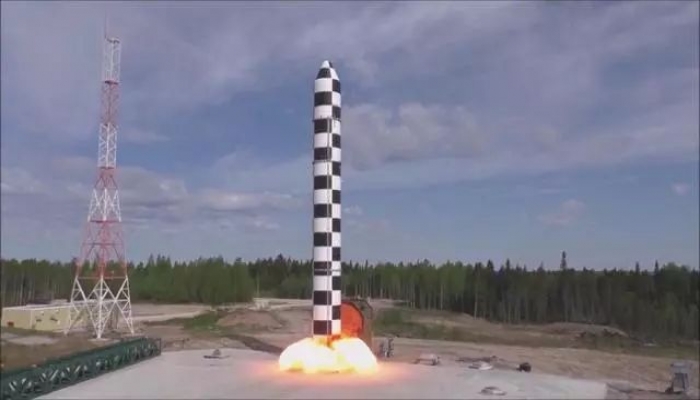 أقوى صاروخ باليستي عابر للقارات في العالم بوزن إطلاق أكثر من 200 طن ومدى 18000 كم