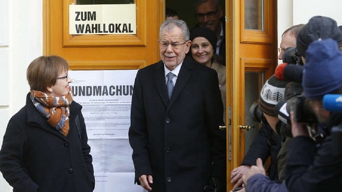 رئيس النمسا وزوجته يخرقان قيود إجراءات العزل
