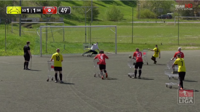 ألمانيا.. ابتكار طريقة جديدة للعب كرة القدم في عصر كورونا بعربات من السوبر ماركت (فيديو)
