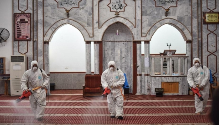 الاوقاف في غزة تقرر فتح المساجد لأداء صلاة الجمعة فقط

