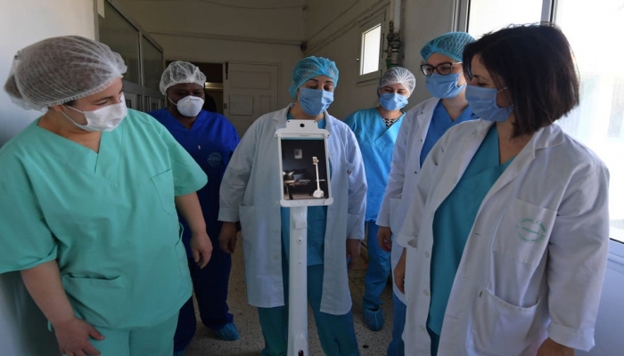تونس.. روبوت يسمح للأطباء والأقارب بالتواصل مع مرضى كورونا (صور) 
