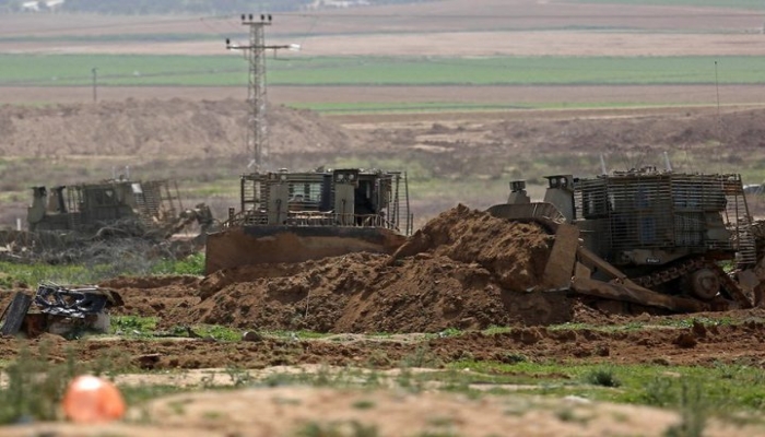 الاحتلال يجرف أراضي شرق مدينة غزة
