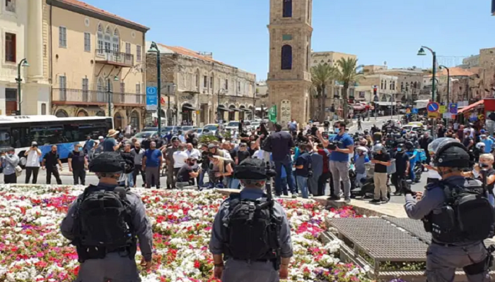 يافا: مواجهات مع شرطة الاحتلال احتجاجًا على جرف مقبرة الإسعاف
