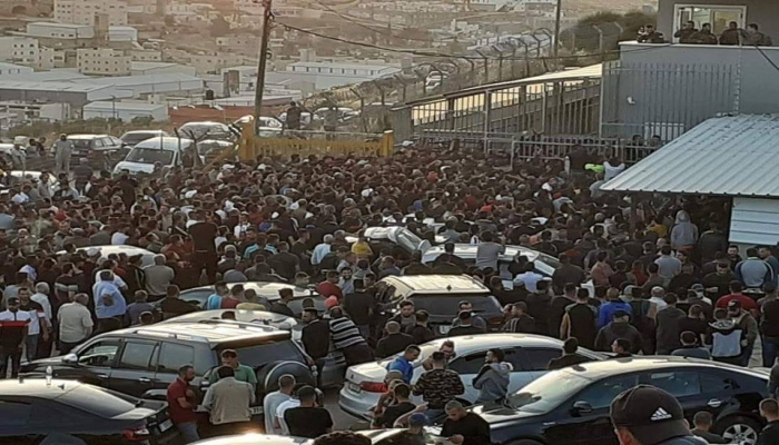 رغم وقف التنسيق.. المئات يتوجهون إلى مكتب الارتباط الإسرائيلي في الخليل