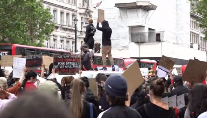 عشرات آلاف المتظاهرين يحتجون في لندن ضد العنصرية واشتباكات أمام مقر رئيس الوزراء