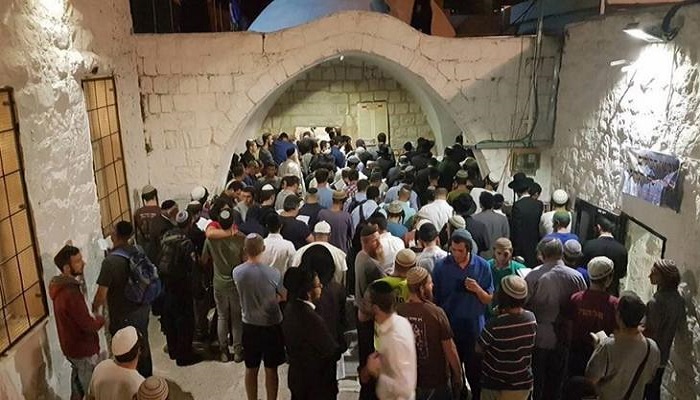 المستوطنون برفقة جيش الاحتلال يقتحمون نابلس للصلاة 

