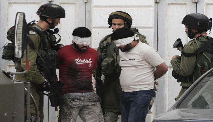معاريف: اعتقال فلسطينيين اثنين بحوزتهما عبوات 

