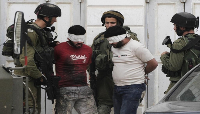 معاريف: اعتقال فلسطينيين
