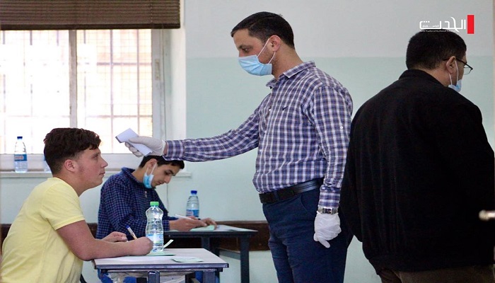 طلبة الثانوية العامة في قرية عزون عتمة يتقدمون لأول امتحاناتهم وفق إجراءات وقائية
