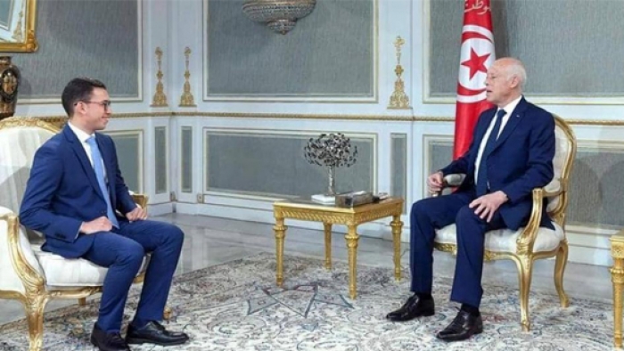 طالب تونسي يحل لغزا