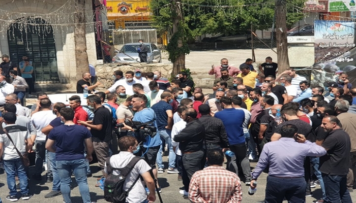 وقفة احتجاجية وسط رام الله ضد قرار إغلاق المحال التجارية (فيديو)

