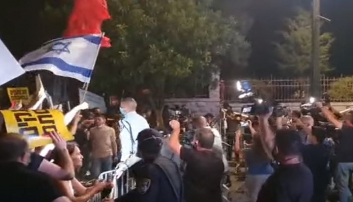 متظاهرون يحاولون اقتحام مقر إقامة نتنياهو (فيديو)
