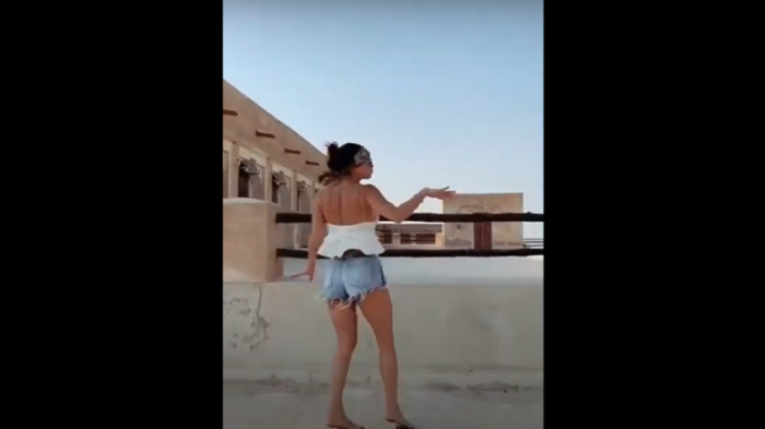 سائحة أجنبية تثير جدلا برقصها في ساحة مسجد قطري (فيديو)
