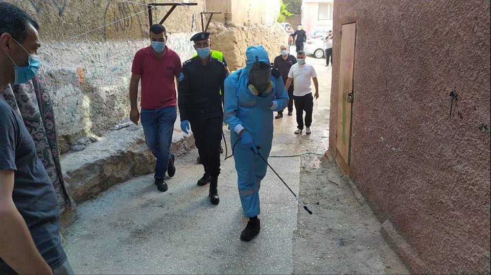 الشرطة تنظم حملة تعقيم في مخيم الأمعري في مدينة رام الله