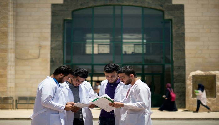 خريجو الكليات الطبية في جامعة القدس يحققون نسبة نجاح كاملة في امتحان المزاولة الإسرائيلي