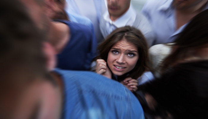 كيف تساعد شخصا يعاني من نوبة هلع؟

