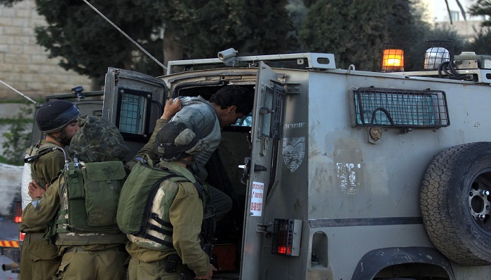 الاحتلال يعتقل شابا على حاجز عسكري في بيت عينون شرق الخليل
