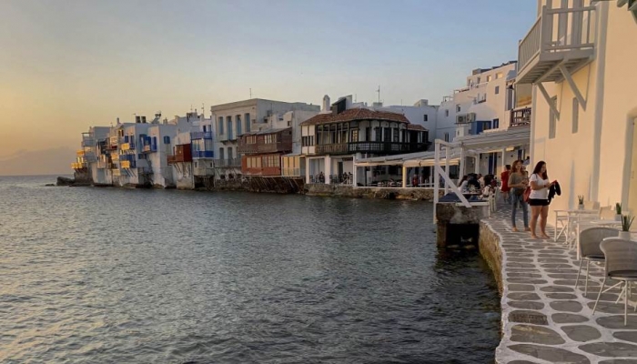 سكان جزيرة يونانية