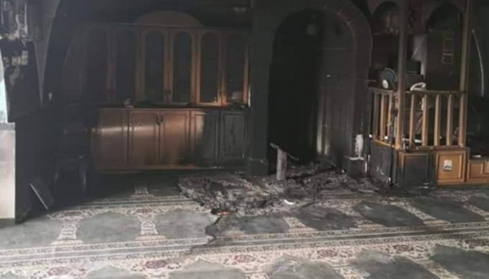 مستوطنون يحرقون مسجد البر والإحسان في البيرة (صور)
