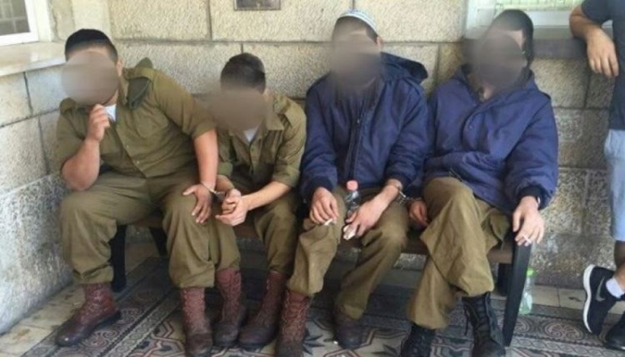 اعتقال 4 جنود إسرائيليين سهلّوا مقابل المال عمليات تهريب أسلحة وبضائع للخليل

