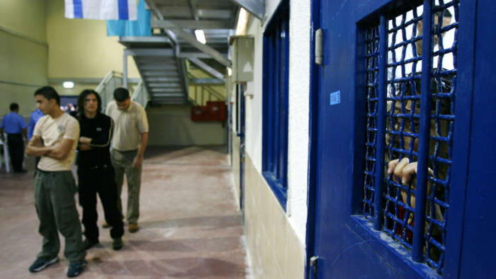 هيئة الأسرى: إدارة سجن النقب تبدأ بإجراءات فحص كورونا لأسرى قسم 22 بالنقب

