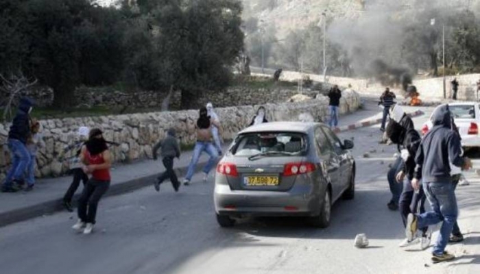 إصابة مستوطنين دخلوا حلحول عن طريق الخطأ والأمن الفلسطيني لم يتدخل

