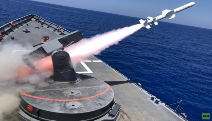 الجيش المصري يغرق سفينة في البحر المتوسط بضربة صاروخية واحدة 