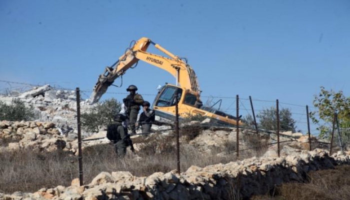 الاحتلال يخطر بهدم منشآت ومنزل في عين شبلي شرق نابلس
