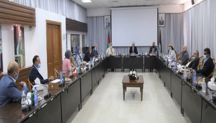 لجنة وزارية تبحث سيناريوهات اعادة فتح المدارس في فلسطين
