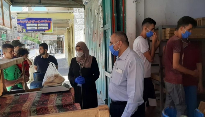الاقتصاد: تحرير ٦٣ محضر ضبط لتجار رفعوا الأسعار بغزة
