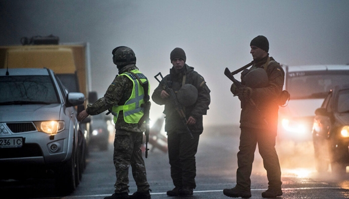 السلطات الأوكرانية تجري محادثات مع إرهابي يهدد بتفجير مصرف