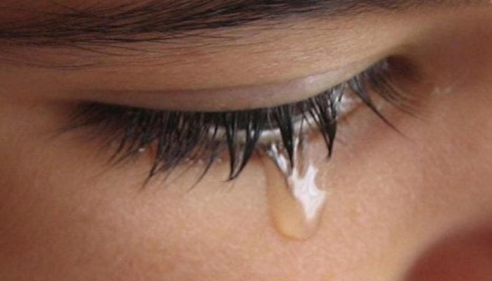 فوائد البكاء وأضرار منعه

