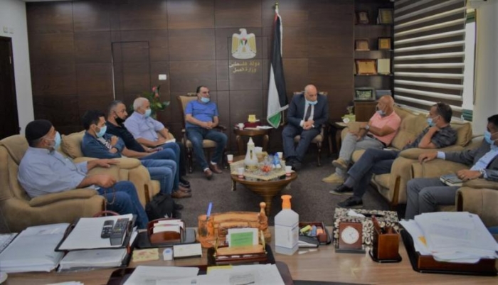 وزير العمل يؤكد على أهمية اندماج أبناء المخيمات في سوق العمل

