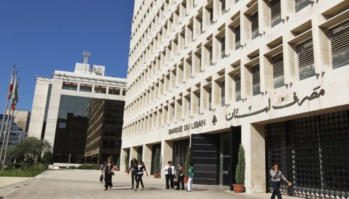 مصرف لبنان يجمد حسابات 7 مسؤولين بينهم مدير مرفأ بيروت ومدير الجمارك