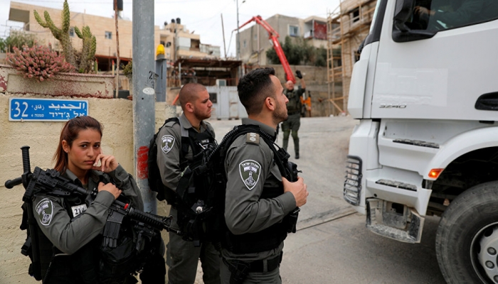 الطيرة داخل أراضي الـ48: شرطة الاحتلال تجبر مواطنا على هدم منزله
