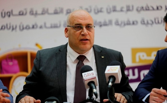 وزير العمل يطالب بضمان حقوق العاملين وعدم فرض خصومات
