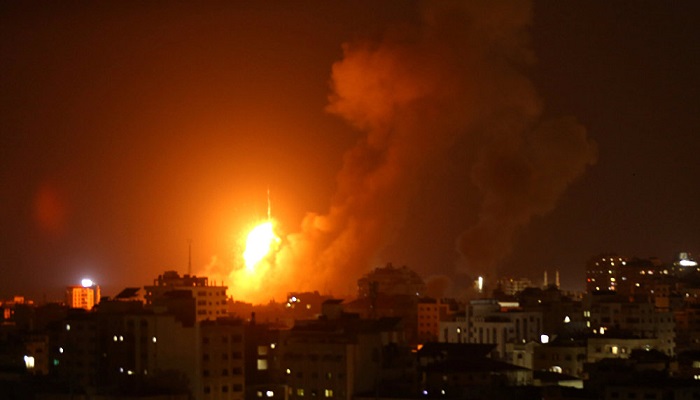 الطيران الحربي الإسرائيلي يشن غارات عنيفة على مواقع في قطاع غزة
