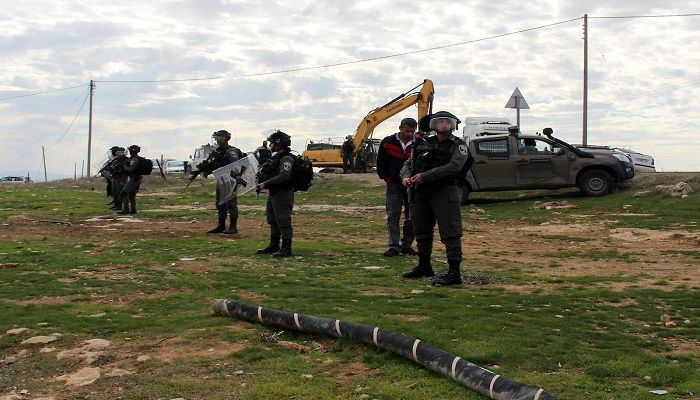 الاحتلال يستولي على جرافة أثناء عملها جنوب نابلس
