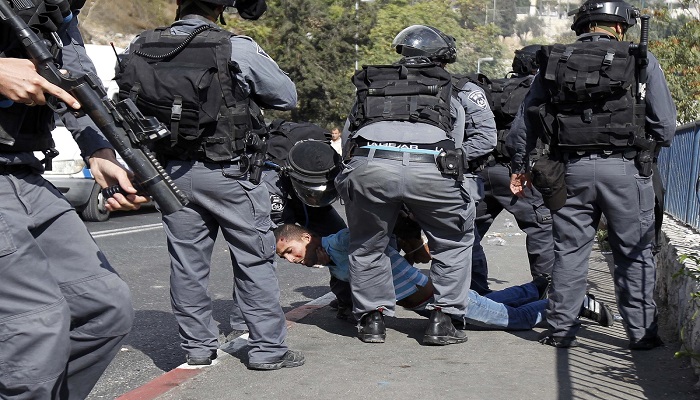 قوات الاحتلال تنكل بثلاثة أسرى أثناء عملية اعتقالهم
